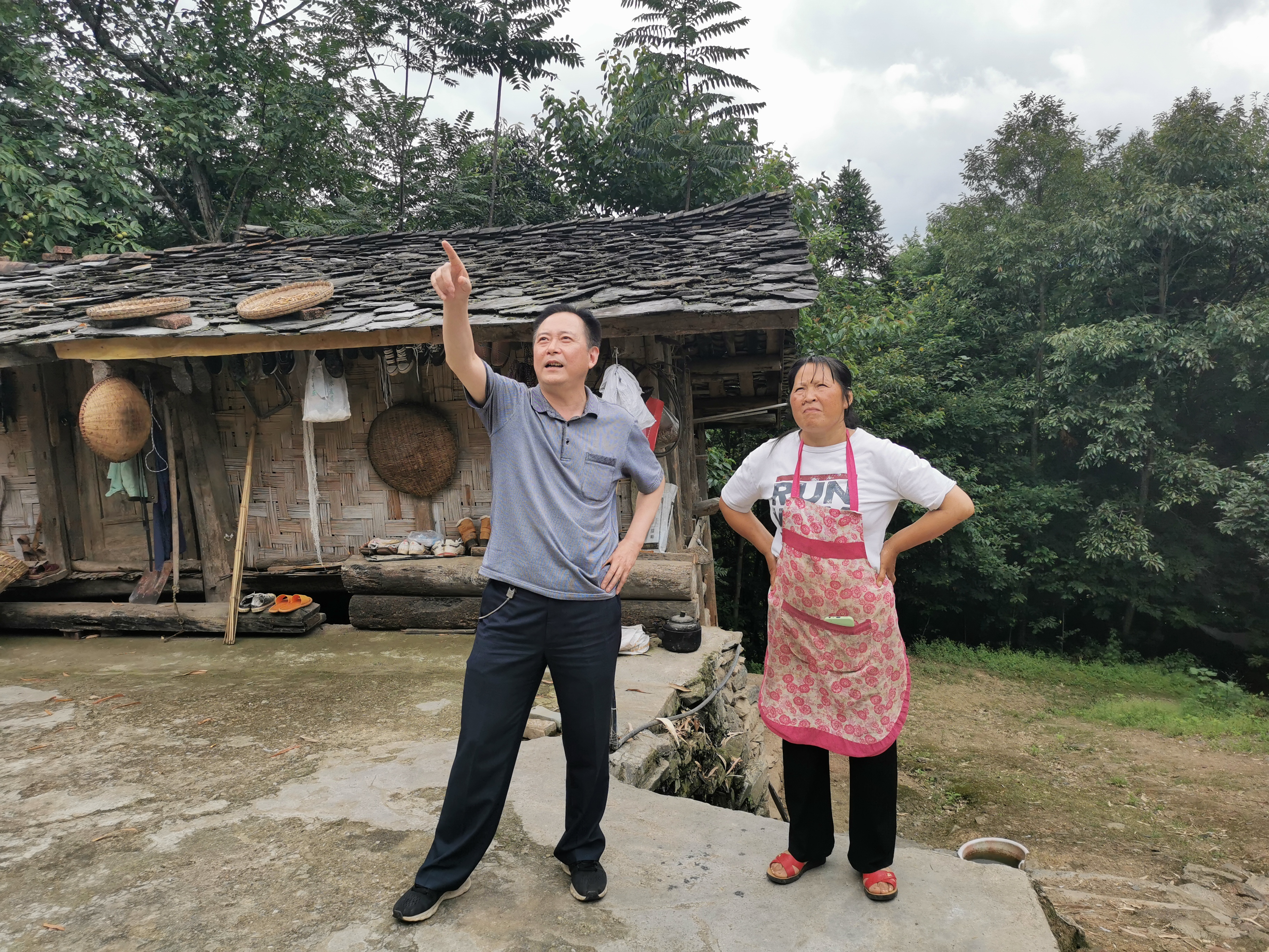 王文书到青川县石坝乡走访贫困户